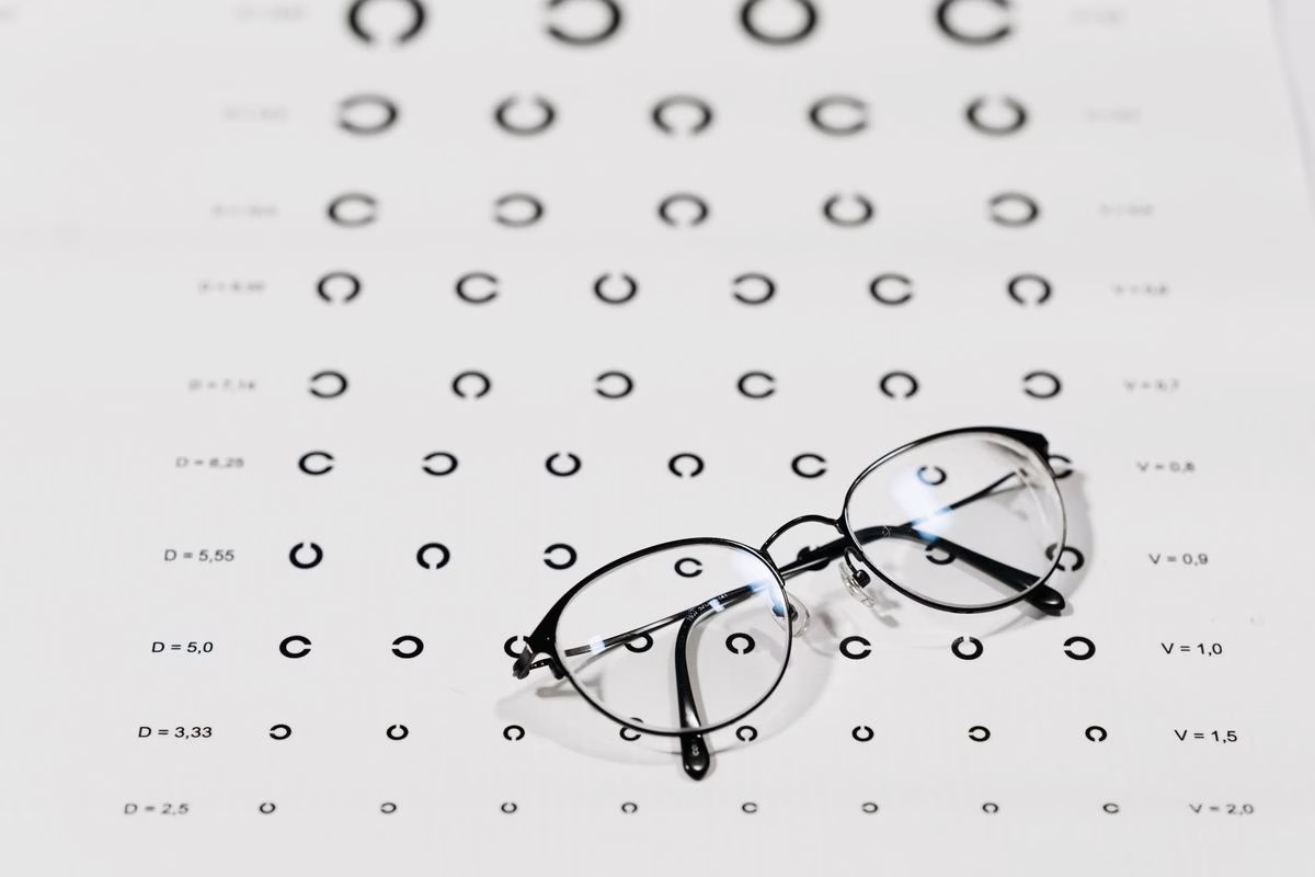 Un jeune enfant passe un test de vision avec une planche de lettres lors d'un contrôle de dépistage
