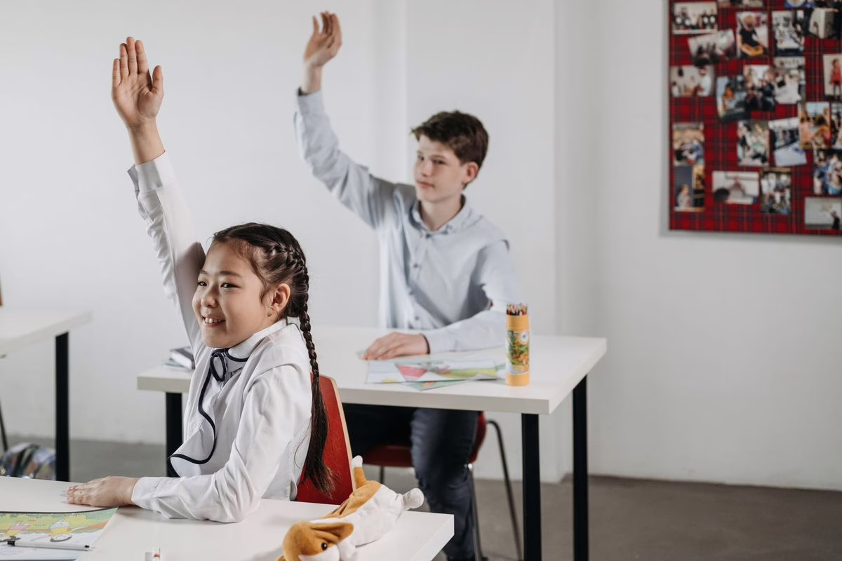Élèves et enseignant en classe, illustration des séances d'éducation à la vie affective