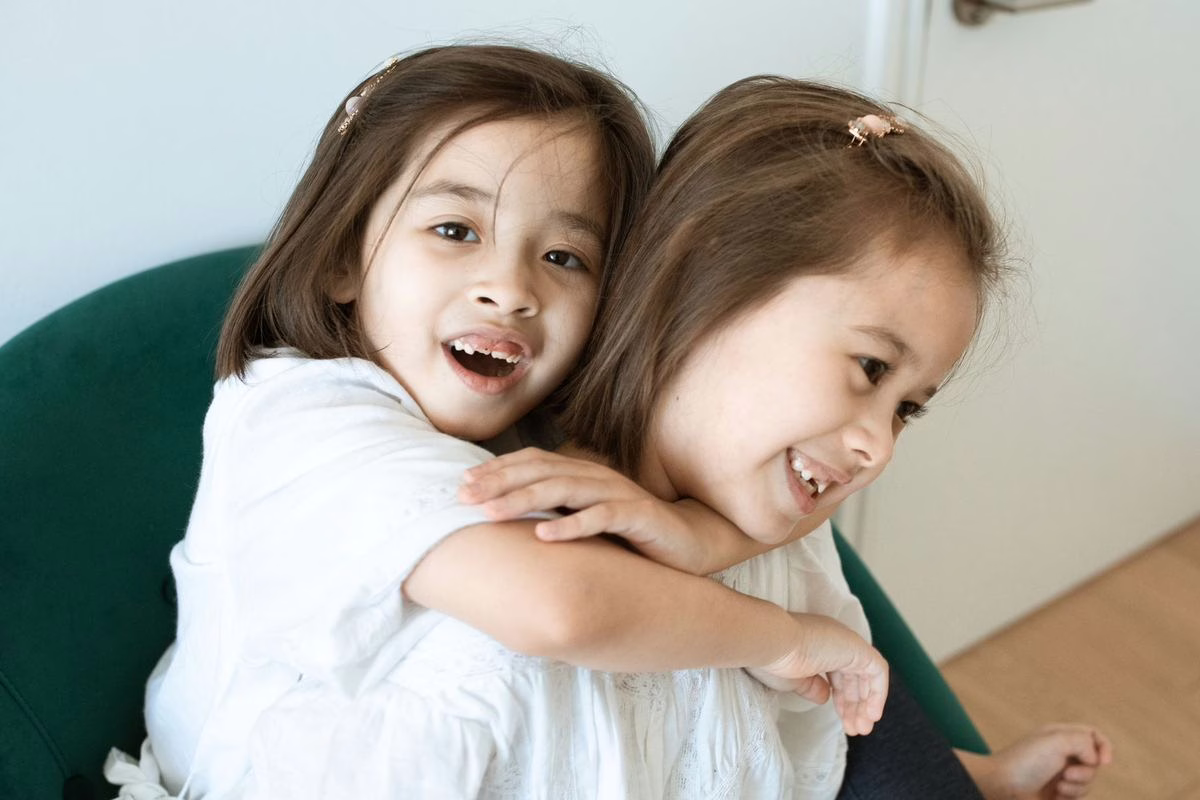 Jumeaux dans la même classe ou séparés ? Ce que l&rsquo;école n&rsquo;a pas le droit de vous imposer