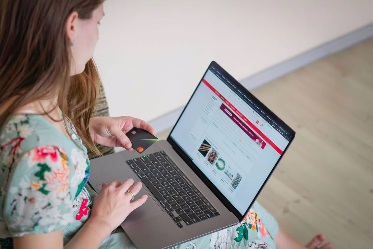 Un colis commandé en ligne ouvert à la maison, illustration des contrôles de la DGCCRF sur les marketplaces étrangères