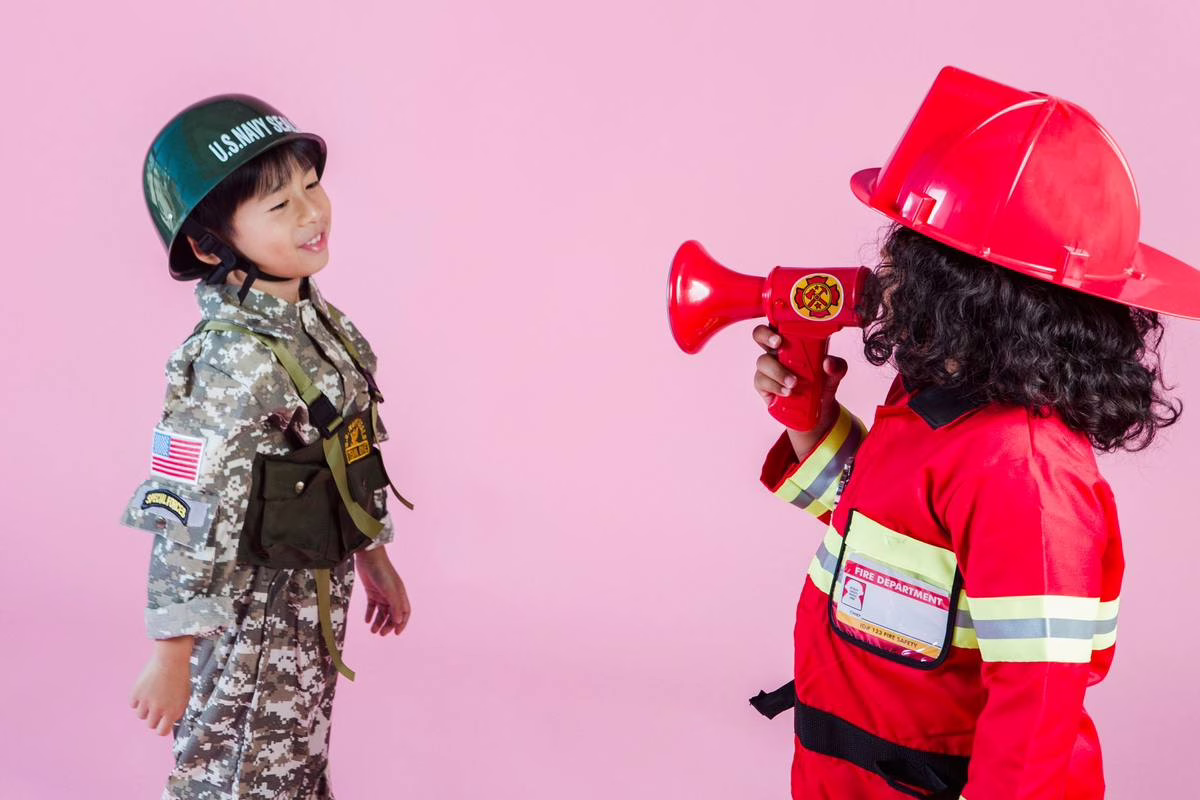 Un enfant joue déguisé dans le salon familial, illustrant les rappels de costumes pour risque chimique