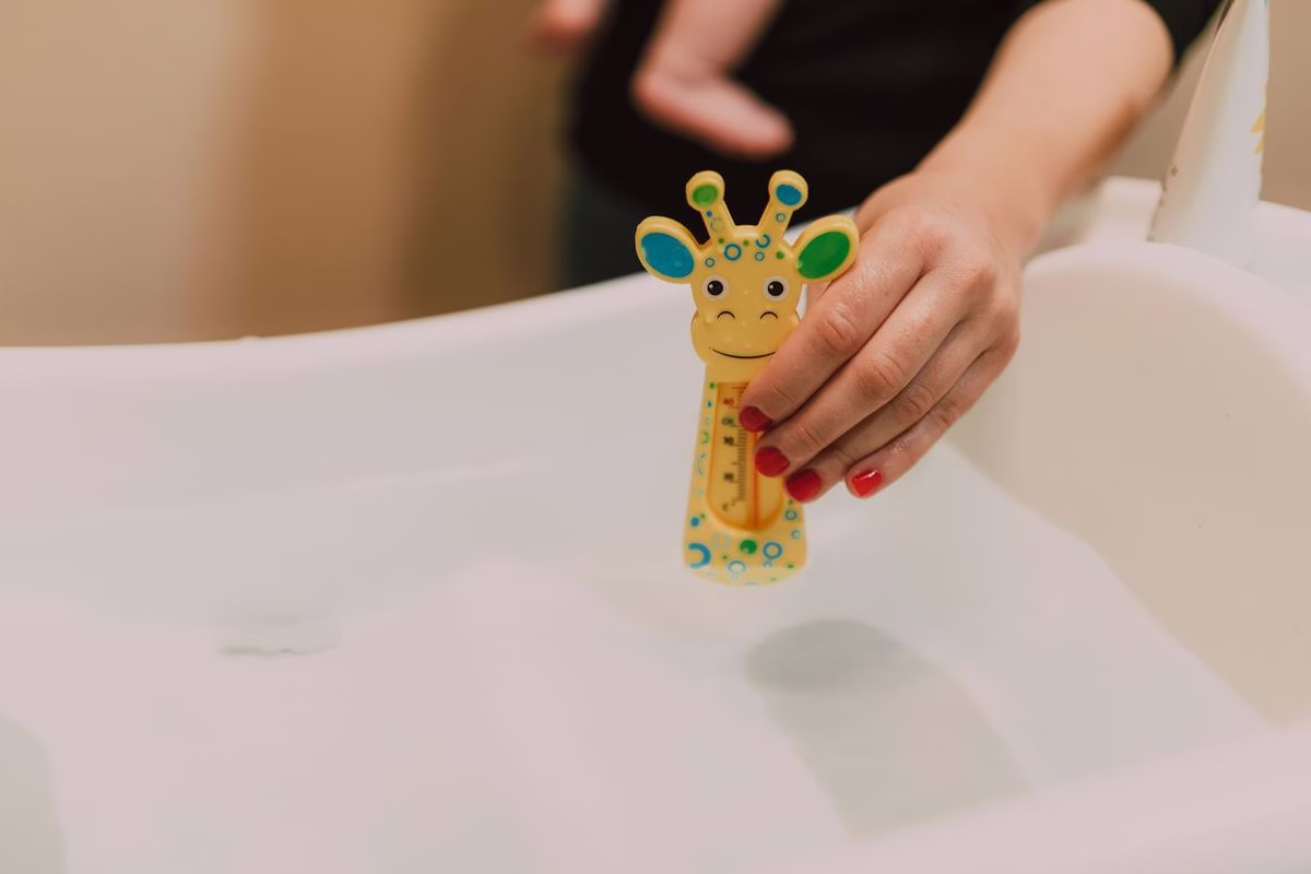 Bébé jouant dans son bain, illustration du rappel de jouets pour risque d'étouffement