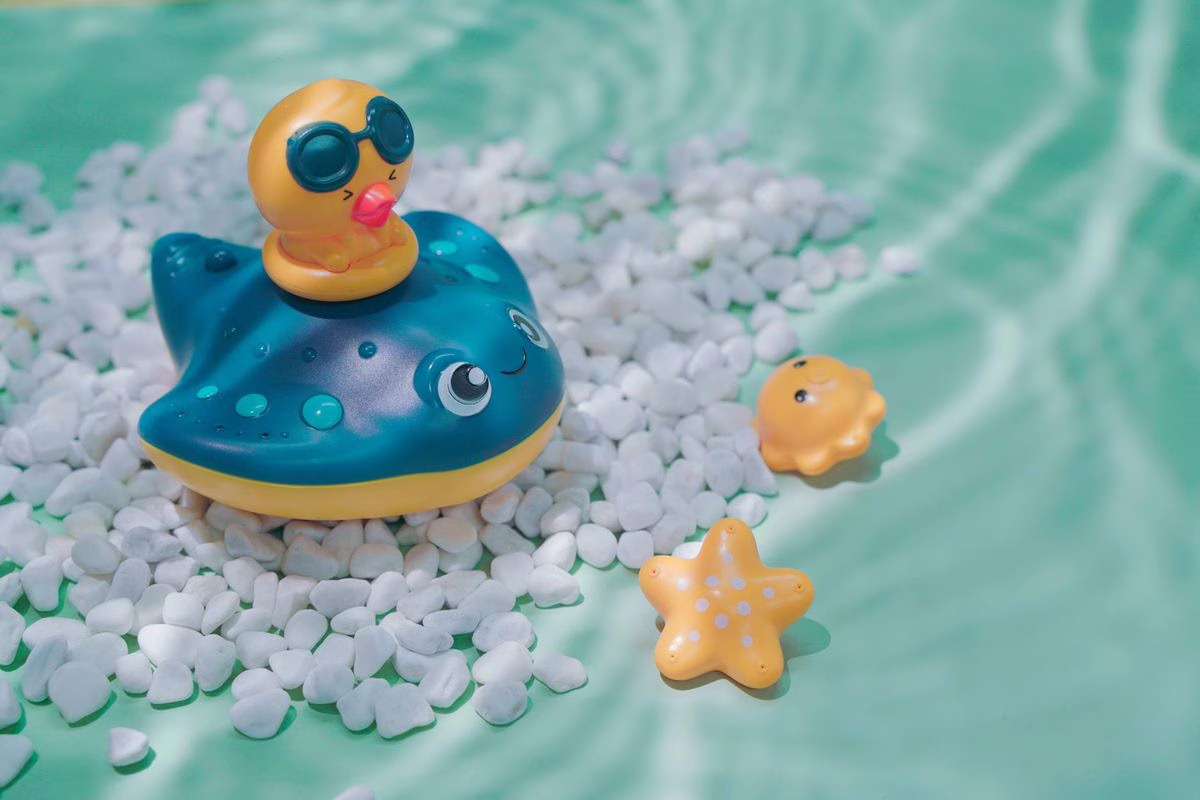 Jouets de bain colorés posés au bord d'une baignoire dans une salle de bain familiale