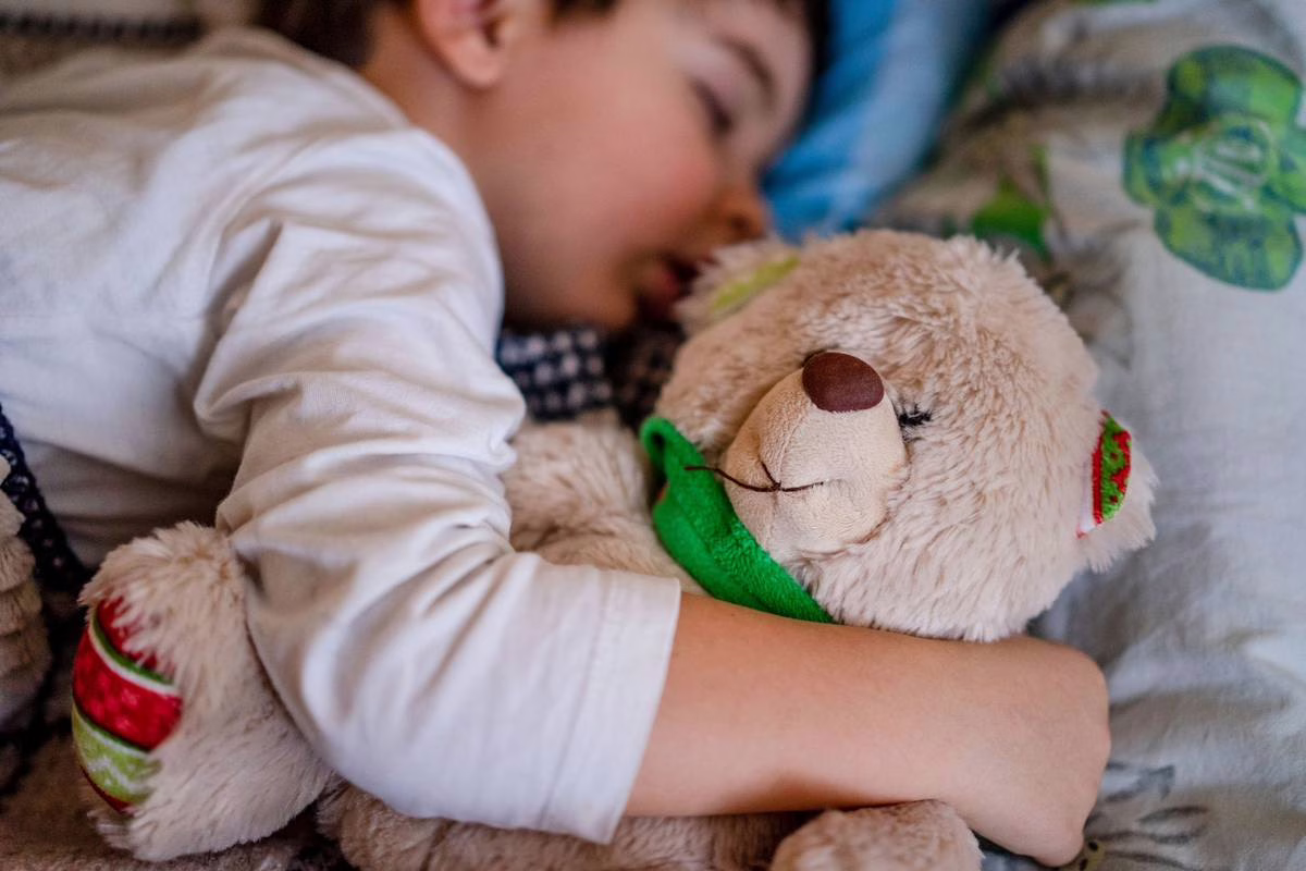 Enfant endormi paisiblement, illustration du recalage du sommeil avant la rentrée scolaire