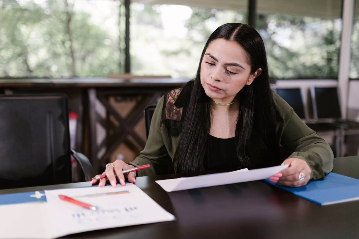 Une mère de famille examine ses documents de retraite après la publication des décrets du 29 juillet 2026