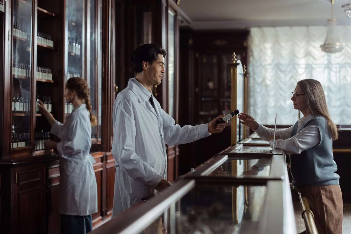 Pharmacien délivrant un traitement au comptoir, illustration des nouvelles règles de tiers payant