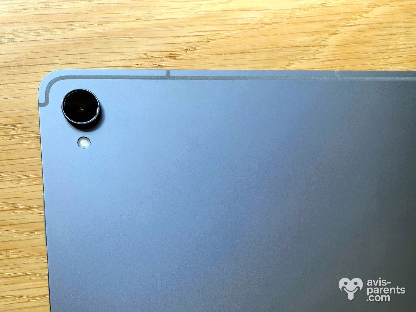 Dos gris de la Samsung Galaxy Tab S11 et son module photo