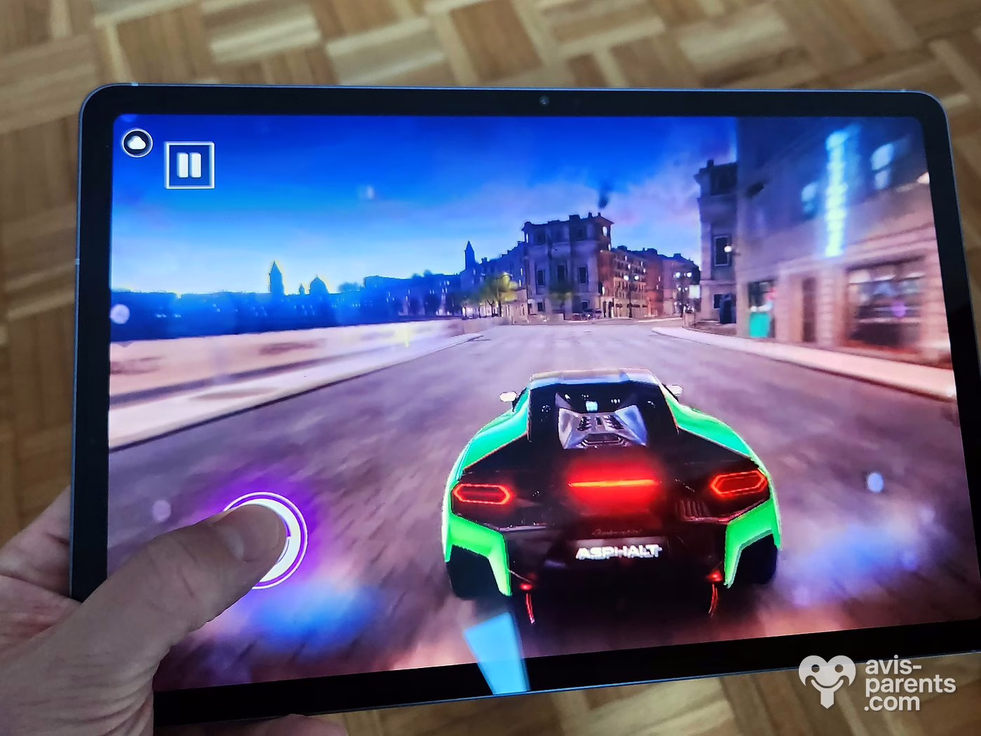 Course du jeu Asphalt sur l'écran de la Samsung Galaxy Tab S11