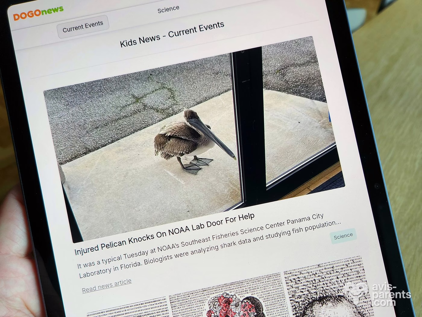 Site d'actualité pour enfants affiché en portrait sur la Samsung Galaxy Tab S11 tenue en main