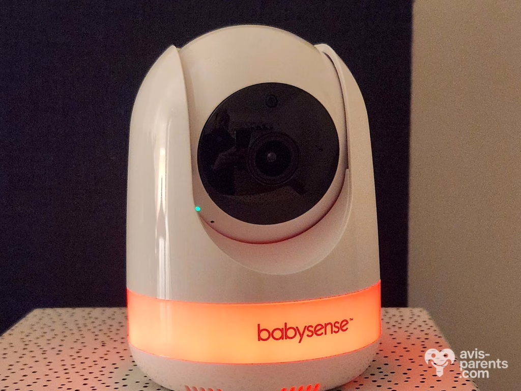 Caméra Babysense MaxView Pro avec sa veilleuse allumée en rouge