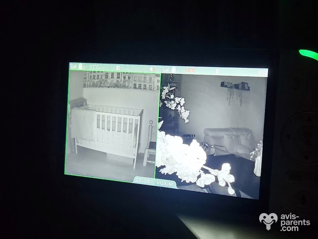 Écran du Babysense MaxView Pro dans une chambre sombre, deux caméras en vision de nuit