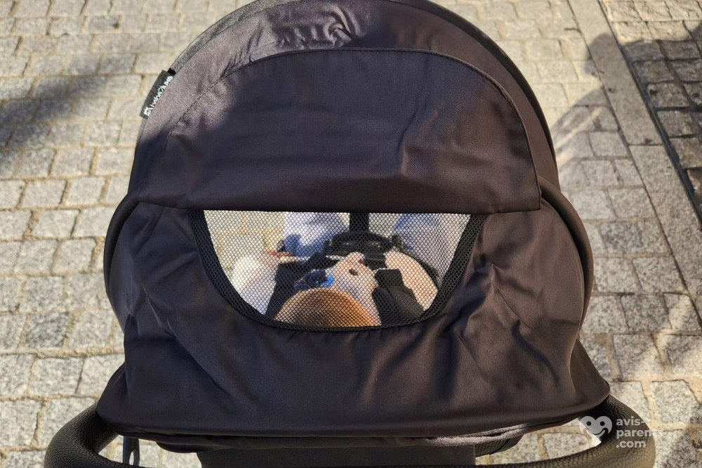 La capote de la poussette Piko vue de face, déployée