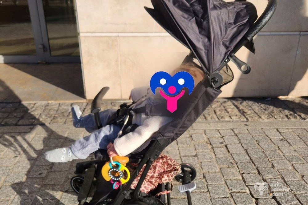 La poussette Piko dossier incliné à fond, en extérieur