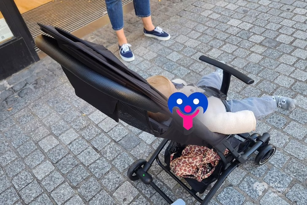 La poussette Piko dossier à plat, poussée en ville