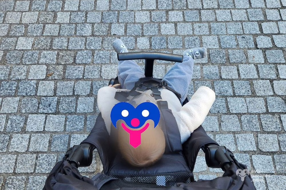 La poussette Piko vue de dessus, enfant allongé