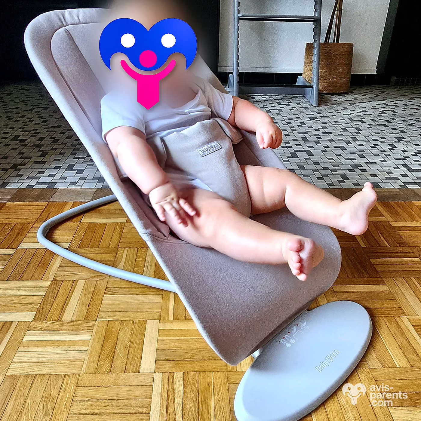 Bébé de 7 mois et demi installé dans le transat BabyBjörn Begin, visage masqué