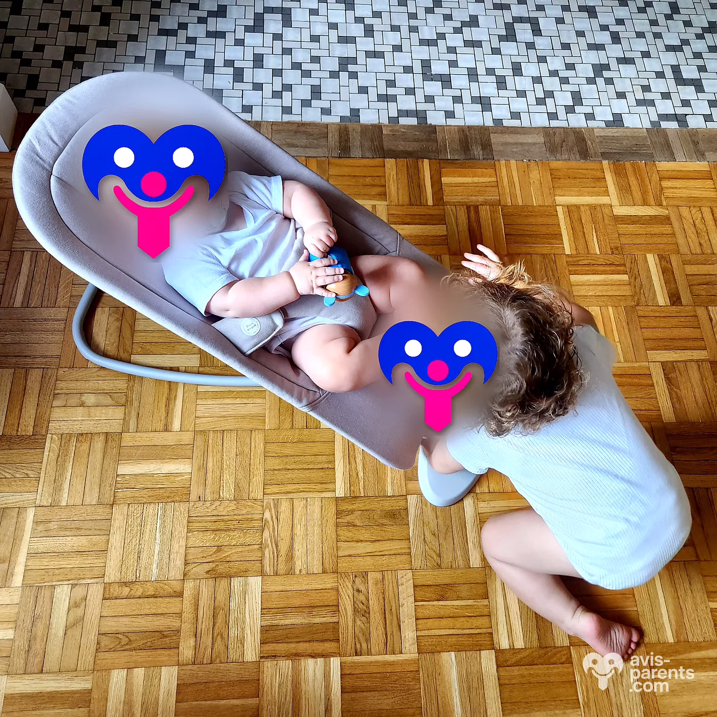 Bébé dans le transat BabyBjörn Begin et son grand frère à côté, visages masqués